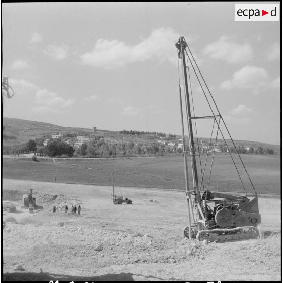 Saint-Lucien. CADO (ciments artificiels d'Oranie). Sonde préparant des trous pour explosifs.