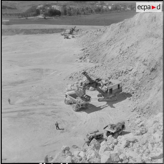 Saint-Lucien. CADO (ciments artificiels d'Oranie). La carrière : une pelle mécanique charge les camions.