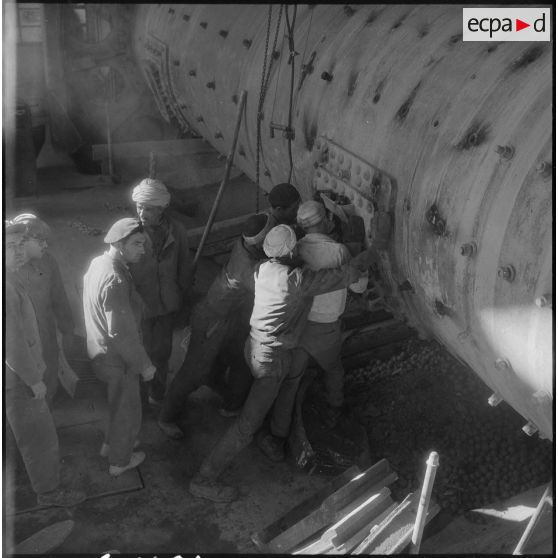 Saint-Lucien. CADO (ciments artificiels d'Oranie). Nettoyage d'un concasseur.