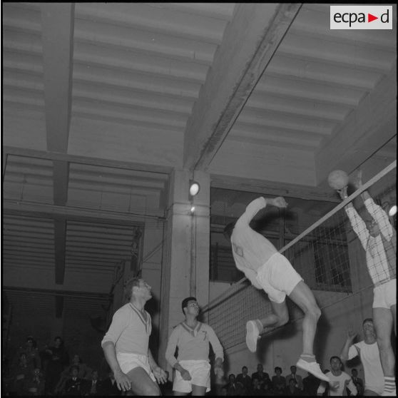 Maison Carrée. Différentes phases du match de volley-ball opposant le centre d'instruction du train n°160 (CIT 160) au 8e régiment d'infanterie alpine (RIA).