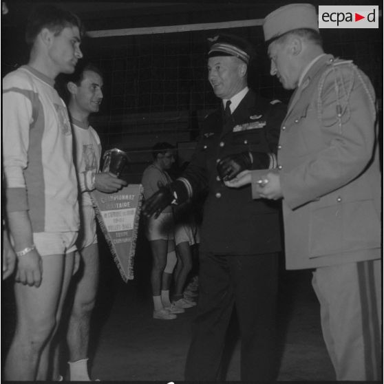 Maison Carrée. Le colonel Betbeze remettant la coupe et le fanion au capitaine de l'équipe gagnante du centre d'instruction du train n°160 (CIT 160).