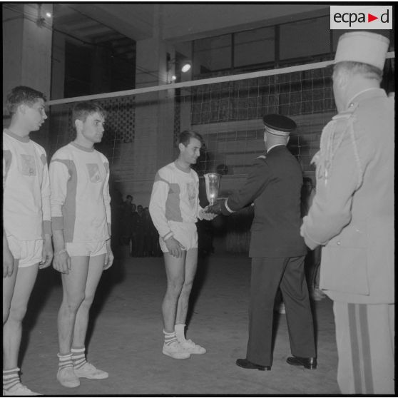Maison Carrée. Le colonel Betbeze remettant la coupe aux vainqueurs du centre d'instruction du train n°160 (CIT 160).