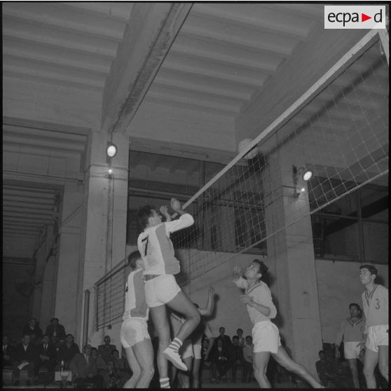 Maison Carrée. Pendant le match de volley-ball opposant le centre d'instruction du train n°160 (CIT 160) au 8e régiment d'infanterie alpine (RIA).