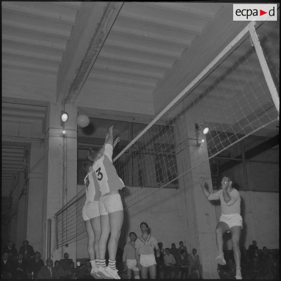 Maison Carrée. Pendant le match de volley-ball opposant le centre d'instruction du train n°160 (CIT 160) au 8e régiment d'infanterie alpine (RIA).