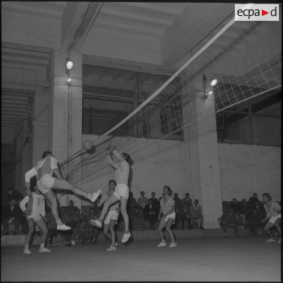 Maison Carrée. Pendant le match de volley-ball opposant le centre d'instruction du train n°160 (CIT 160) au 8e régiment d'infanterie alpine (RIA).