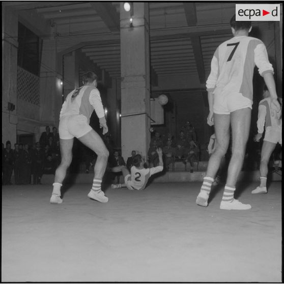 Maison Carrée. Différentes phases du match de volley-ball opposant le centre d'instruction du train n°160 (CIT 160) au 8e régiment d'infanterie alpine (RIA).