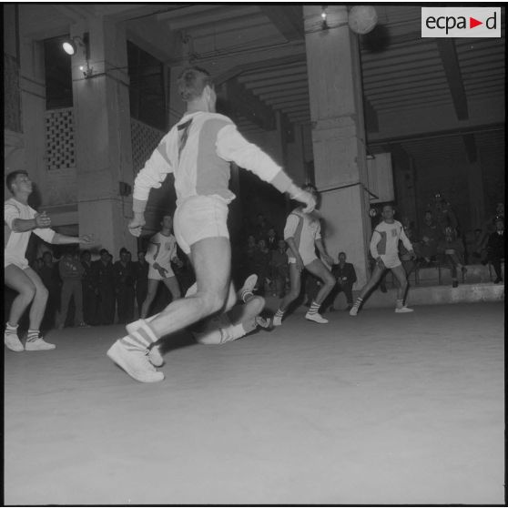 Maison Carrée. Pendant le match de volley-ball opposant le centre d'instruction du train n°160 (CIT 160) au 8e régiment d'infanterie alpine (RIA).