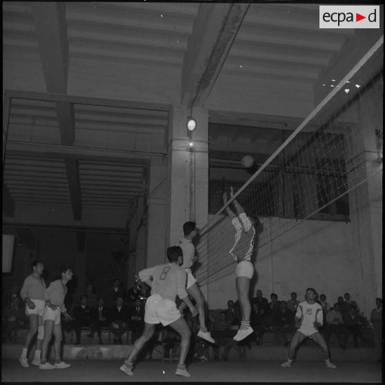 Maison Carrée. Pendant le match de volley-ball opposant le centre d'instruction du train n°160 (CIT 160) au 8e régiment d'infanterie alpine (RIA).
