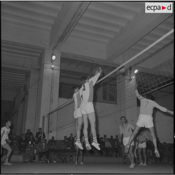 Maison Carrée. Pendant le match de volley-ball opposant le centre d'instruction du train n°160 (CIT 160) au 8e régiment d'infanterie alpine (RIA).