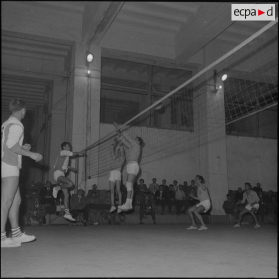 Maison Carrée. Pendant le match de volley-ball opposant le centre d'instruction du train n°160 (CIT 160) au 8e régiment d'infanterie alpine (RIA).