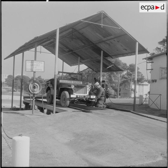 Alger. Compagnie de circulation routière n°210 (CCR 210). Vérification d'une jeep.