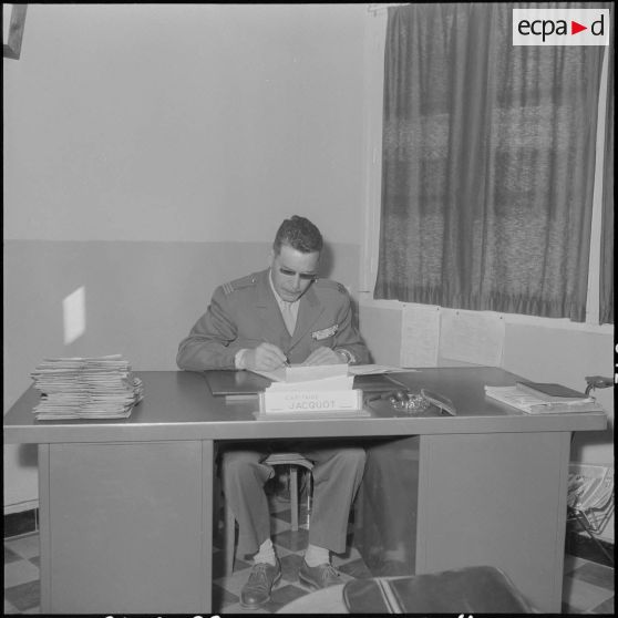 Alger. Compagnie de circulation routière n°210 (CCR 210). Le capitaine Jacquot à son bureau.