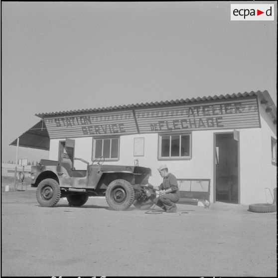 Alger. Compagnie de circulation routière n°210 (CCR 210). Station-service et atelier de fléchage.
