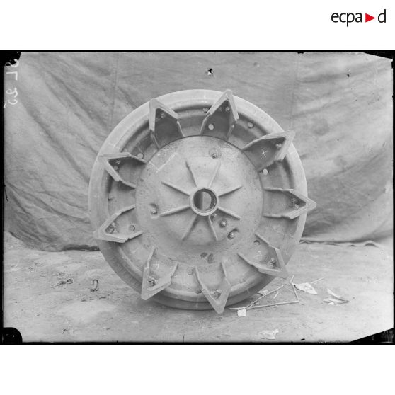 Paris, les pneus construits à l'usine Daitreau. [légende d'origine]