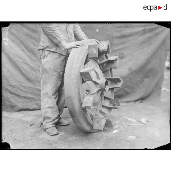 Paris, ouvrier présentant une roue de tracteur. [légende d'origine]