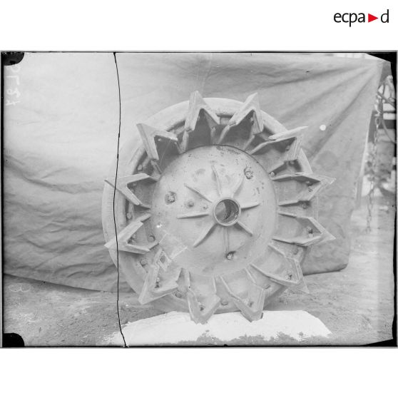 Paris, roue de tracteur en action à l'aciérie Daitreau. [légende d'origine]