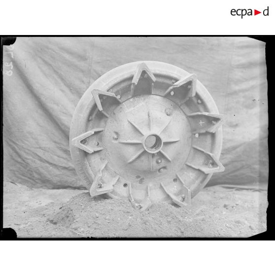 Paris, les pneus construits à l'usine Daitreau. [légende d'origine]