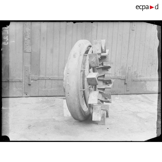 Paris, roue de tracteur de l'aciérie Daitreau prise de trois-quarts. [légende d'origine]