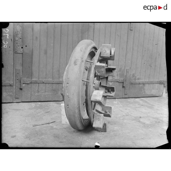 Paris, roue de tracteur de l'aciérie Daitreau. [légende d'origine]