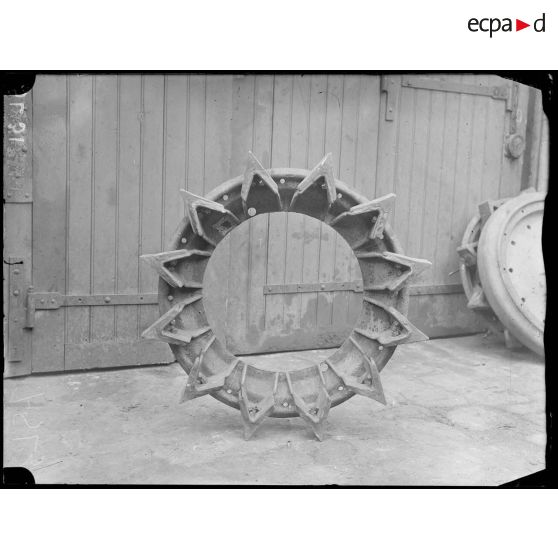 Paris, structure d'une roue de tracteur prise de face. [légende d'origine]