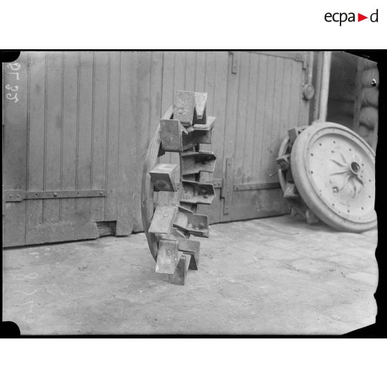 Paris, roue de tracteur de l'aciérie Daitreau prise de profil. [légende d'origine]