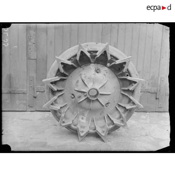 Paris, une roue de tracteur construite à l'aciérie Daitreau. [légende d'origine]