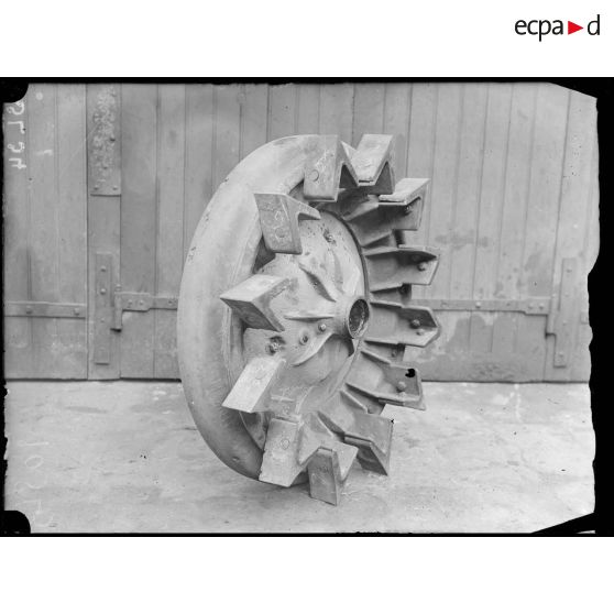 Paris, une roue de tracteur construite à l'aciérie Daitreau. [légende d'origine]