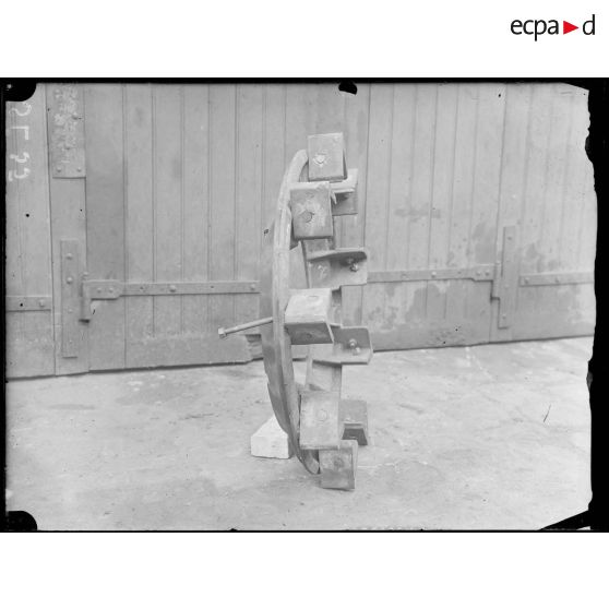 Paris, roue de tracteur construite à l'aciérie Daitreau, photographiée de profil. [légende d'origine]