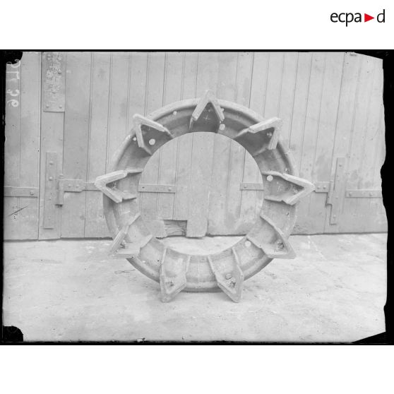 Paris, roue de tracteur construite à l'aciérie Daitreau, photographiée de face. [légende d'origine]