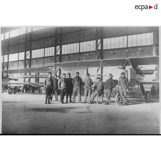 Aéroplanes français. Dans le hangar à dirigeables de Belfort. [légende d'origine]