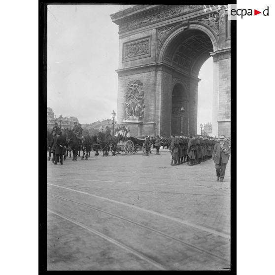 Translation des cendres de Rouget de l'Isle. Avant le départ de l'Arc de Triomphe. [légende d'origine]