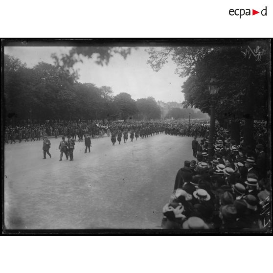 Translation des cendres de Rouget de l'Isle. Sur l'avenue des Champs-Elysées. [légende d'origine]