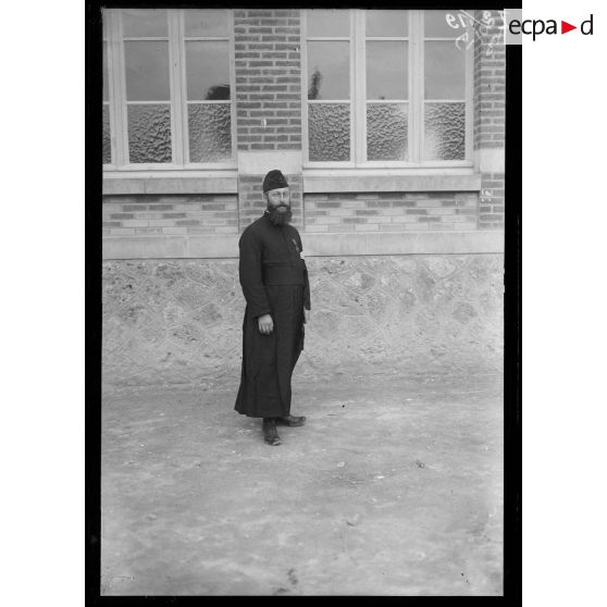 M. l'aumônier du 101e d'infanterie (Mourmelon le Petit, 18 juillet). [légende d'origine]