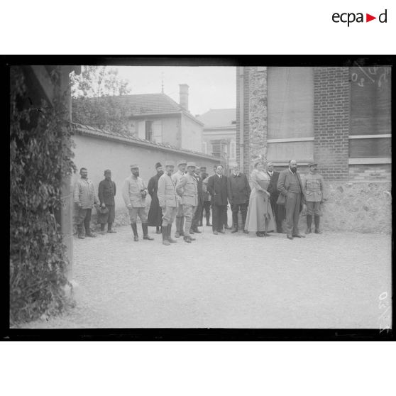 Arrivée du ministre au milieu des officiers du cantonnement du 101e. [légende d'origine]