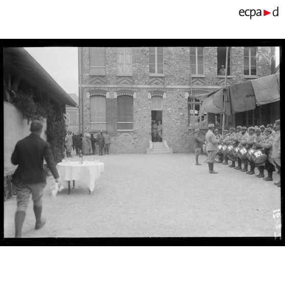 M. le ministre écoutant la musique du 101e (Mourmelon-le-Petit). [légende d'origine]