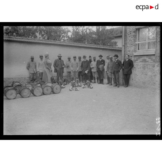 M. le ministre et officiers écoutant la musique du 101e (Mourmelon-le-Petit). [légende d'origine]