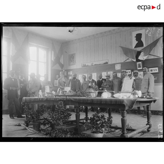 Salle de l'exposition des oeuvres de tranchées. Mourmelon-le-Petit. [légende d'origine]