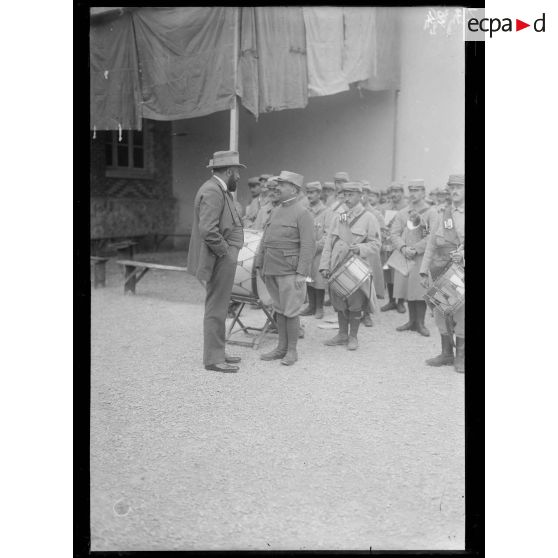 Félicitation au chef de musique du 101e d'infanterie. Mourmelon-le-Petit. [légende d'origine]