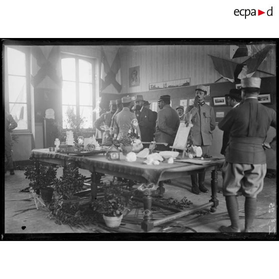 M. le ministre causant avec les officiers dans la salle de l'exposition. [légende d'origine]