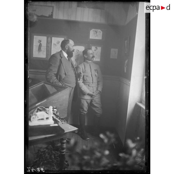 M. le ministre et le colonel du 101e dans la salle de l'exposition. [légende d'origine]