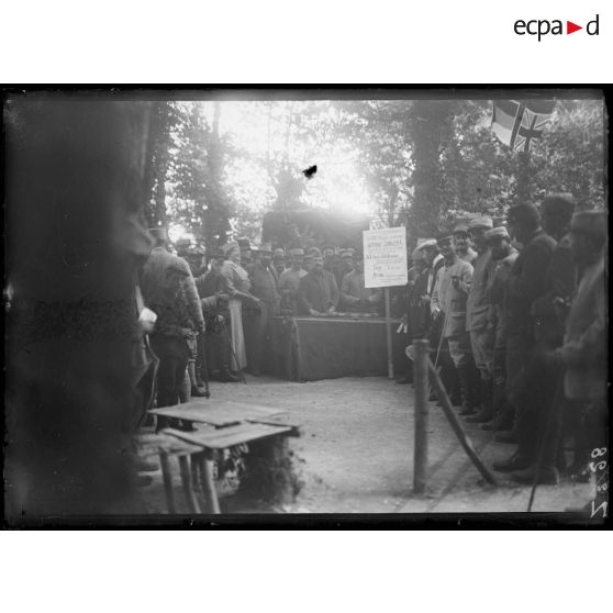 Visite du ministre. Kermesse organisée par les soldats du 101e. Mourmelon-le-Petit. [légende d'origine]