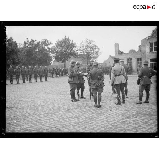 Loo, Belgique, remise de décorations à des officiers d'artillerie lourde belge qui ont combattu sur le front français. [légende d'origine]