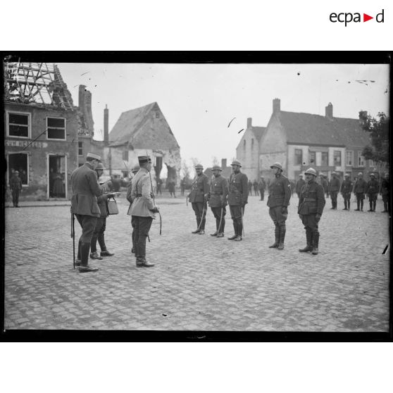 Loo, Belgique, remise de décorations à des officiers d'artillerie lourde belge qui ont combattu sur le front français. [légende d'origine]