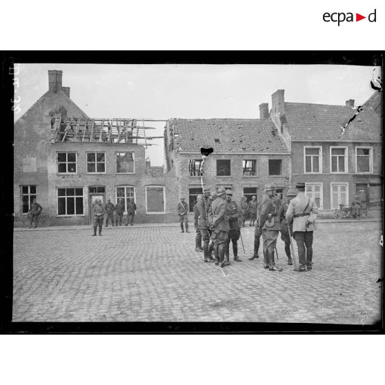 Loo, Belgique, remise de décorations à des officiers d'artillerie lourde belge qui ont combattu sur le front français. [légende d'origine]