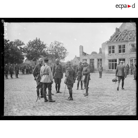 Loo, Belgique, remise de décorations à des officiers d'artillerie lourde belge qui ont combattu sur le front français. [légende d'origine]