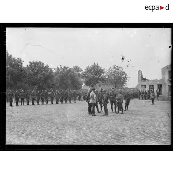 Loo, Belgique, remise de décorations à des officiers d'artillerie lourde belge qui ont combattu sur le front français. [légende d'origine]