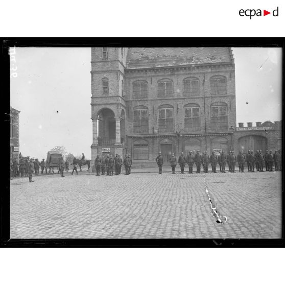 Loo, Belgique, remise de décorations à des officiers d'artillerie lourde belge qui ont combattu sur le front français. [légende d'origine]