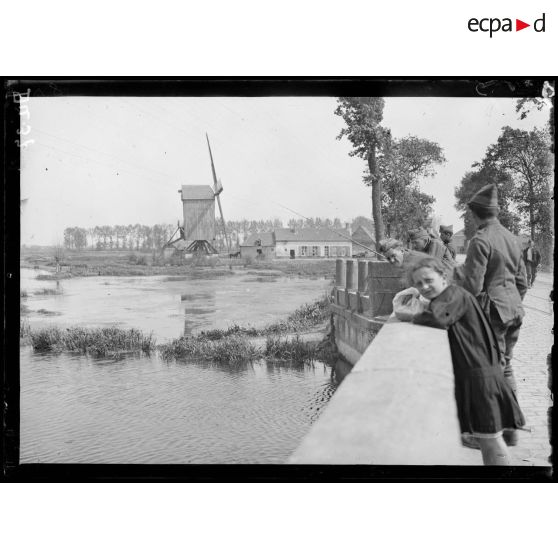 Sur les bords de l'Yser, soldats belges pêchant. [légende d'origine]