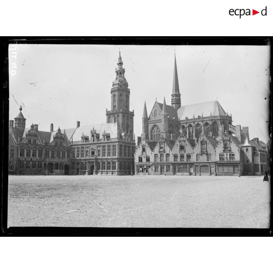 Furnes, Belgique, la place de l'hôtel de ville. [légende d'origine]