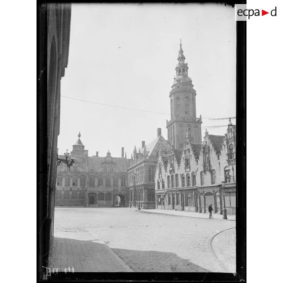 Furnes, Belgique, la place de l'hôtel de ville. [légende d'origine]